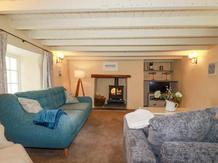 Meadowside, Burlawn, near Wadebridge, Cornwall. Off-road parking. Pet-friendly. Woodburner. WiFi. TV