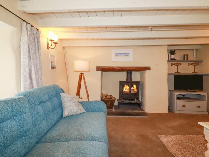 Meadowside, Burlawn, near Wadebridge, Cornwall. Off-road parking. Pet-friendly. Woodburner. WiFi. TV