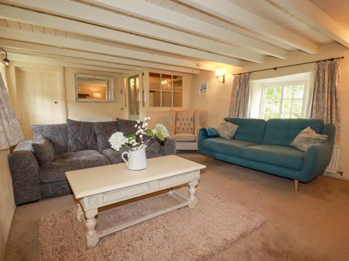 Meadowside, Burlawn, near Wadebridge, Cornwall. Off-road parking. Pet-friendly. Woodburner. WiFi. TV