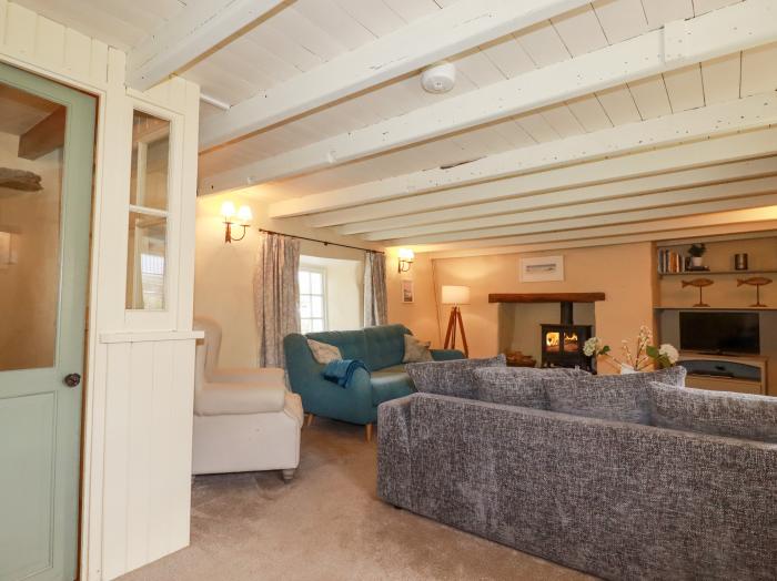 Meadowside, Burlawn, near Wadebridge, Cornwall. Off-road parking. Pet-friendly. Woodburner. WiFi. TV