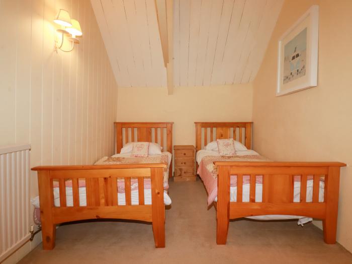 Meadowside, Burlawn, near Wadebridge, Cornwall. Off-road parking. Pet-friendly. Woodburner. WiFi. TV