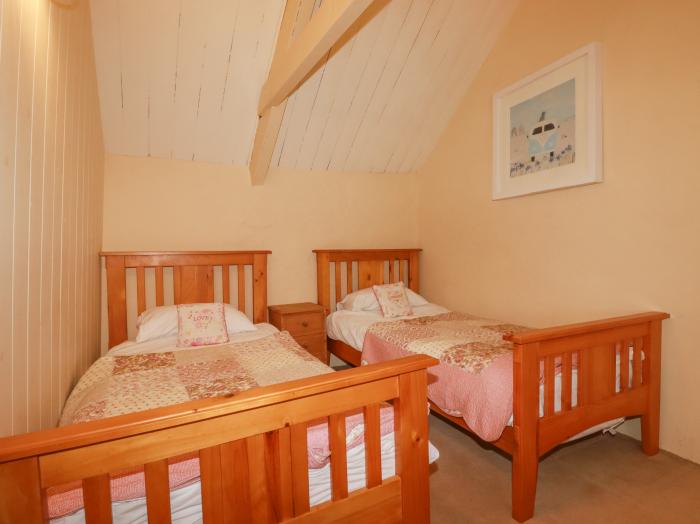 Meadowside, Burlawn, near Wadebridge, Cornwall. Off-road parking. Pet-friendly. Woodburner. WiFi. TV