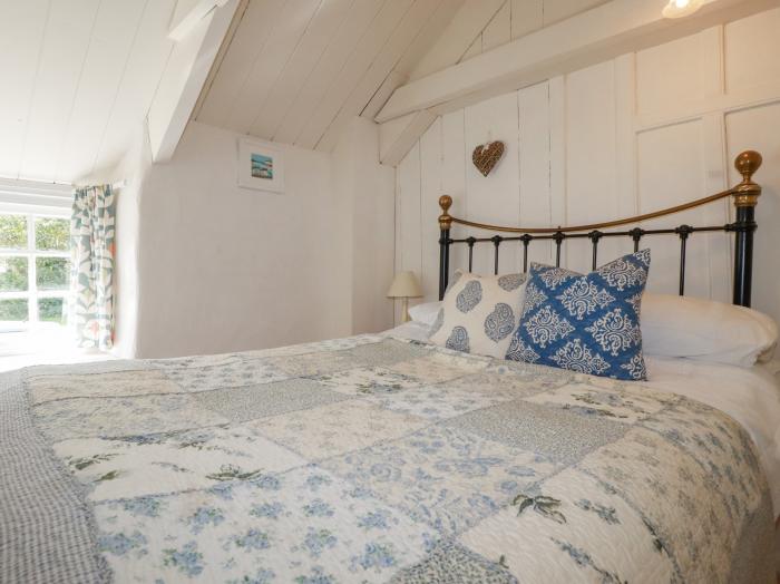 Meadowside, Burlawn, near Wadebridge, Cornwall. Off-road parking. Pet-friendly. Woodburner. WiFi. TV