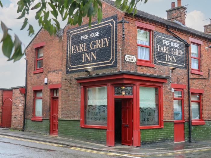 Earl Grey Inn Apartment, Leek, Staffordshire. Close to a shop. Above local pub. Open-plan. TV. WiFi.