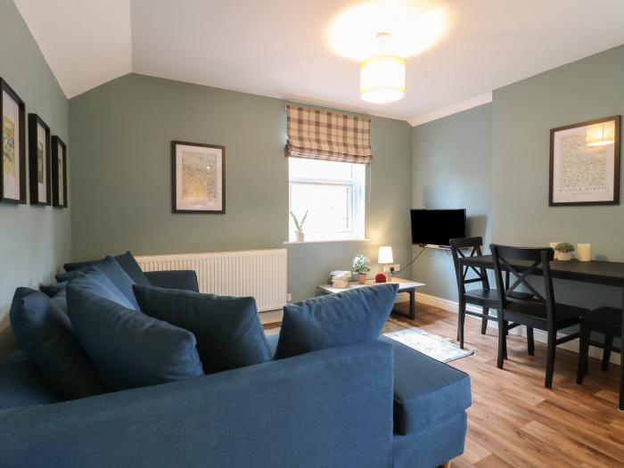 Earl Grey Inn Apartment, Leek, Staffordshire. Close to a shop. Above local pub. Open-plan. TV. WiFi.