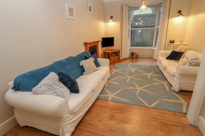 5 St Ives is in St Ives, Cornwall. Sea views. Over three floors. Pet-friendly. Close to shop and pub