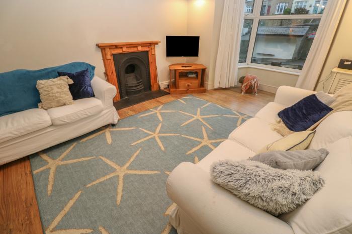 5 St Ives is in St Ives, Cornwall. Sea views. Over three floors. Pet-friendly. Close to shop and pub