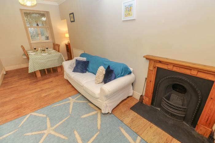 5 St Ives is in St Ives, Cornwall. Sea views. Over three floors. Pet-friendly. Close to shop and pub