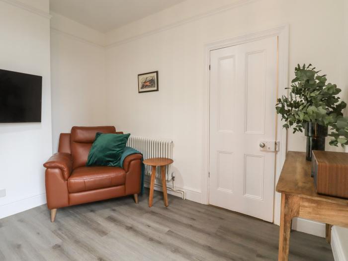 Mabel in Whitstable, Kent. Ground-floor apartment. Pet-friendly. Enclosed garden. Smart TV. Sofa bed