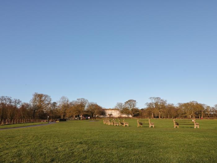 Shell Seeker C, Sewerby, East Riding of Yorkshire. Close to a shop, a pub, and a beach. WiFi. Garden