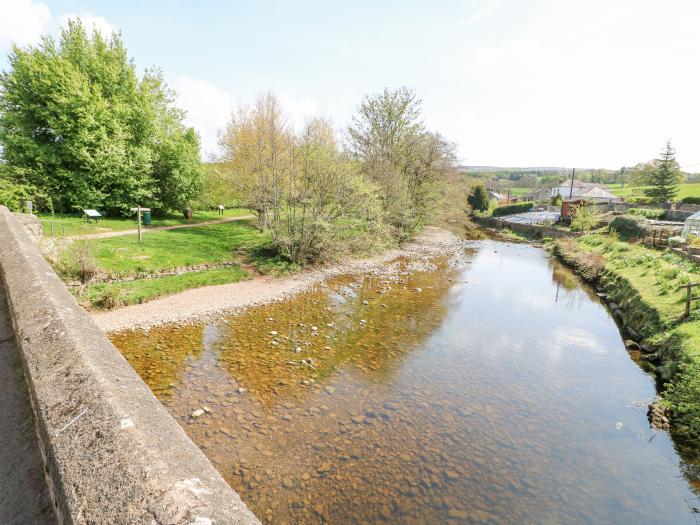 Larimar in Kirkby Stephen, Cumbria. Two-bedroom home near amenities and national park. Pet-friendly.