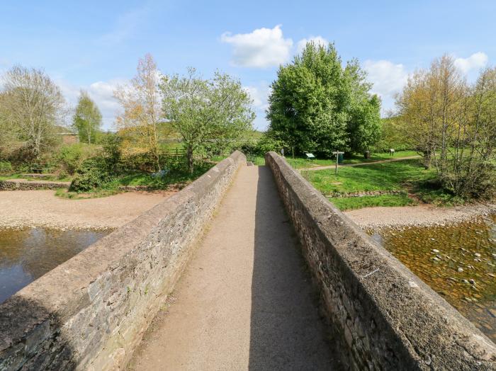 Larimar in Kirkby Stephen, Cumbria. Two-bedroom home near amenities and national park. Pet-friendly.