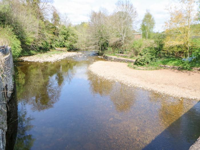 Larimar in Kirkby Stephen, Cumbria. Two-bedroom home near amenities and national park. Pet-friendly.