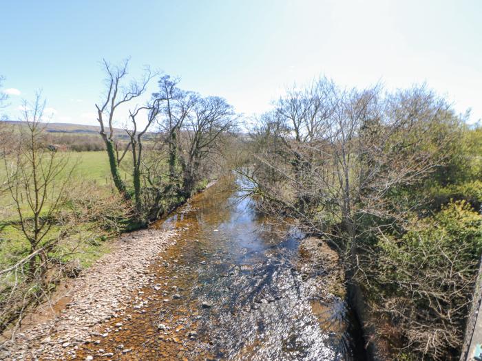 Larimar in Kirkby Stephen, Cumbria. Two-bedroom home near amenities and national park. Pet-friendly.