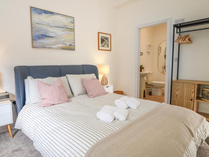 Seaward, Lyme Regis, Dorset. Ground-floor apartment near beach and amenities. In AONB. Pet-friendly.