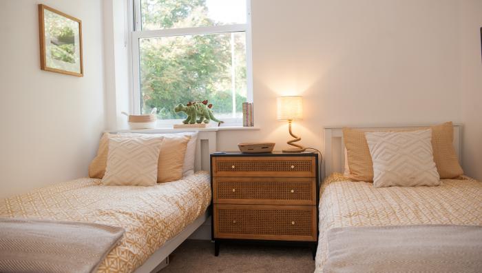 Seaward, Lyme Regis, Dorset. Ground-floor apartment near beach and amenities. In AONB. Pet-friendly.