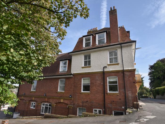 Seaward, Lyme Regis, Dorset. Ground-floor apartment near beach and amenities. In AONB. Pet-friendly.