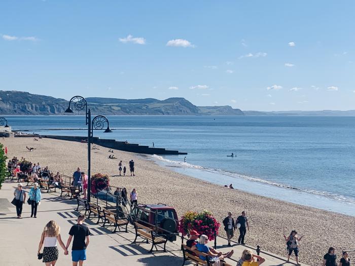 Seaward, Lyme Regis, Dorset. Ground-floor apartment near beach and amenities. In AONB. Pet-friendly.