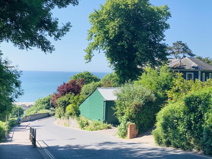 Seaward, Lyme Regis, Dorset. Ground-floor apartment near beach and amenities. In AONB. Pet-friendly.