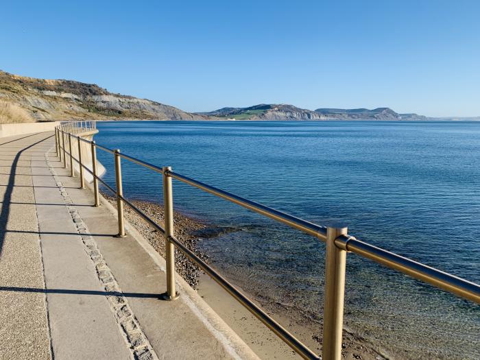 Seaward, Lyme Regis, Dorset. Ground-floor apartment near beach and amenities. In AONB. Pet-friendly.