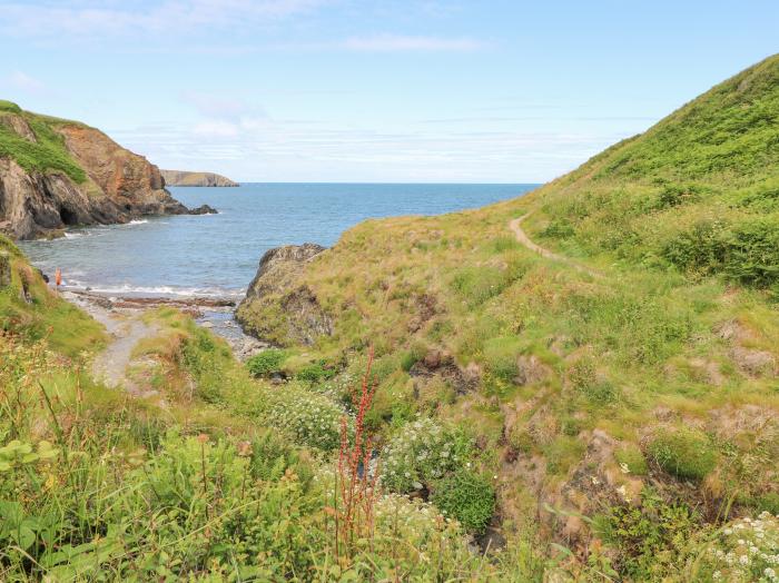 The Old Boathouse, Trefin, Pembrokeshire. Games room. Driveway parking. Woodburning stove. Smart TV.