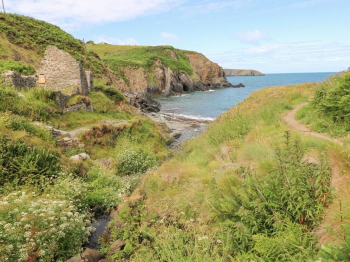 The Old Boathouse, Trefin, Pembrokeshire. Games room. Driveway parking. Woodburning stove. Smart TV.