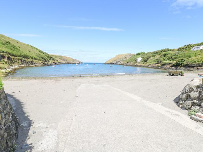 The Old Boathouse, Trefin, Pembrokeshire. Games room. Driveway parking. Woodburning stove. Smart TV.