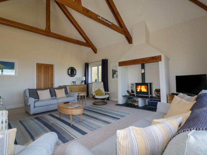 Lower Mellan Barn, in Coverack, Cornwall. Off-road parking. Sea views. Woodburning stove. Dogs. WiFi