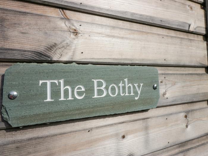 The Bothy is in Keswick, in Cumbria. Single-storey lodge with rural views. In national park. Family.