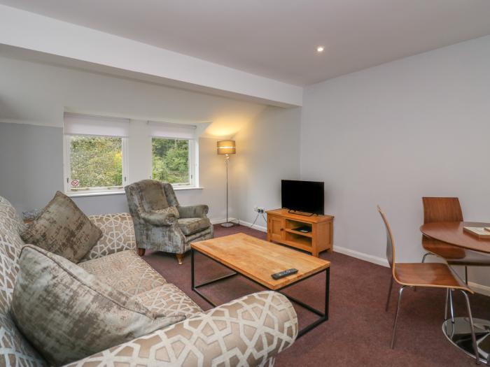 Apartment 6 is in Keswick, in Cumbria. Second-floor apartment with river views. Pet-friendly. Family