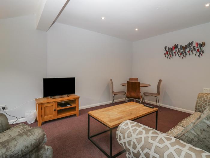 Apartment 6 is in Keswick, in Cumbria. Second-floor apartment with river views. Pet-friendly. Family