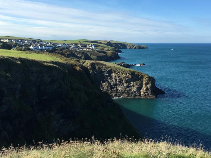 Tre Lowen, Port Isaac, Cornwall. Contemporary. Stunning sea views. Smart TV. Woodburning stove. WiFi