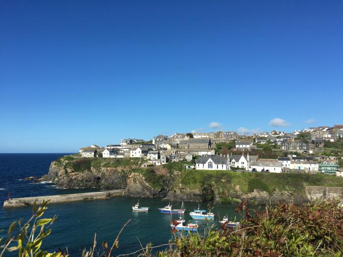 Tre Lowen, Port Isaac, Cornwall. Contemporary. Stunning sea views. Smart TV. Woodburning stove. WiFi