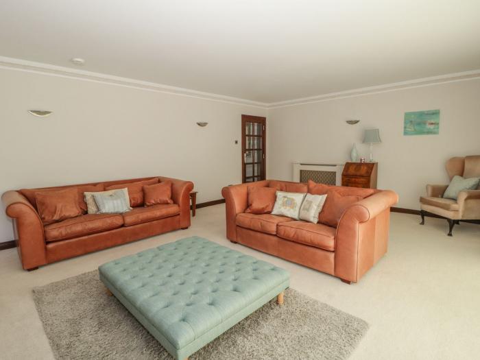 Branksome Wood House in Poole, Dorset. Close to amenities. Indoor swimming pool. Hot tub. Woodburner