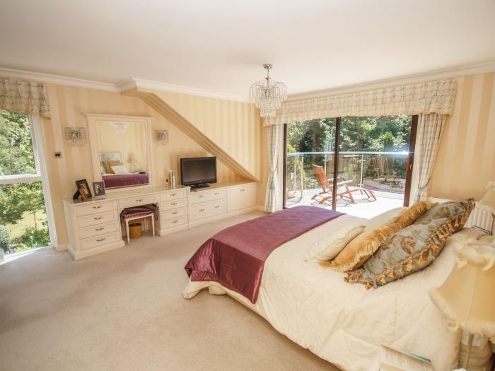 Branksome Wood House in Poole, Dorset. Close to amenities. Indoor swimming pool. Hot tub. Woodburner