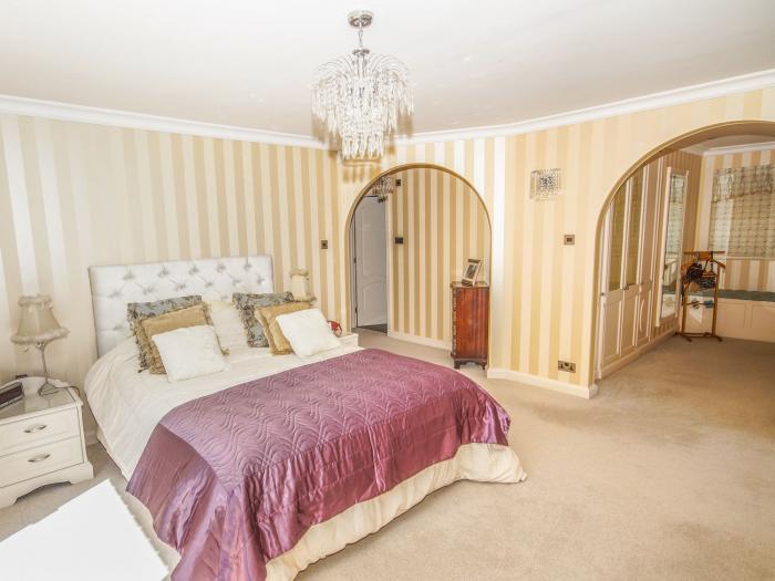 Branksome Wood House in Poole, Dorset. Close to amenities. Indoor swimming pool. Hot tub. Woodburner