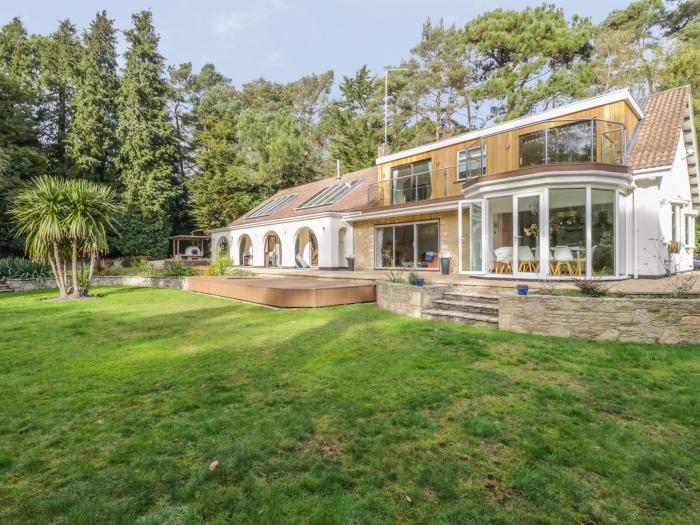 Branksome Wood House in Poole, Dorset. Close to amenities. Indoor swimming pool. Hot tub. Woodburner