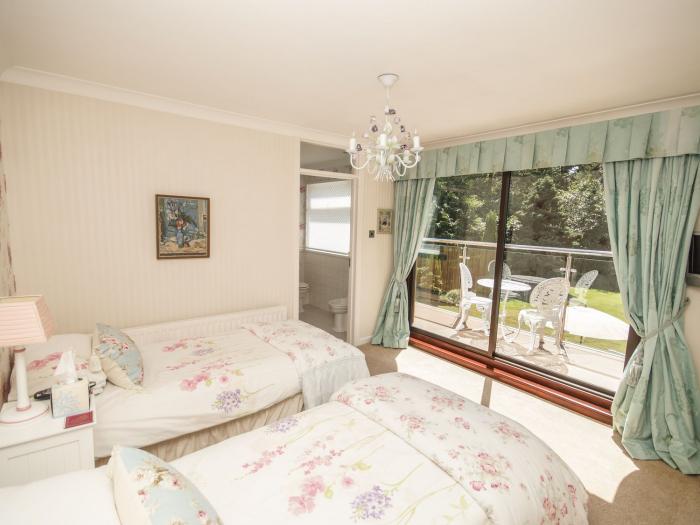 Branksome Wood House in Poole, Dorset. Close to amenities. Indoor swimming pool. Hot tub. Woodburner