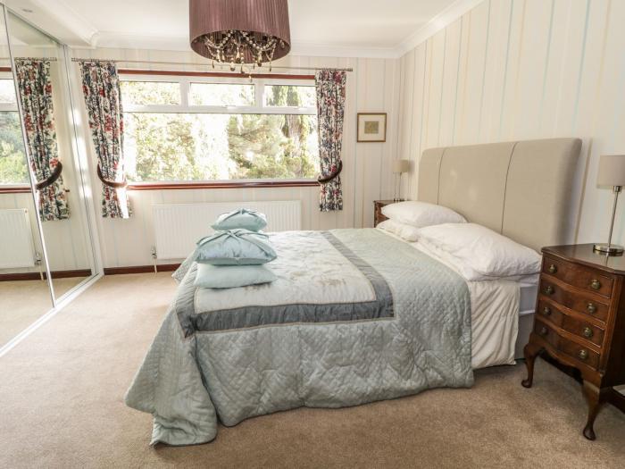 Branksome Wood House in Poole, Dorset. Close to amenities. Indoor swimming pool. Hot tub. Woodburner