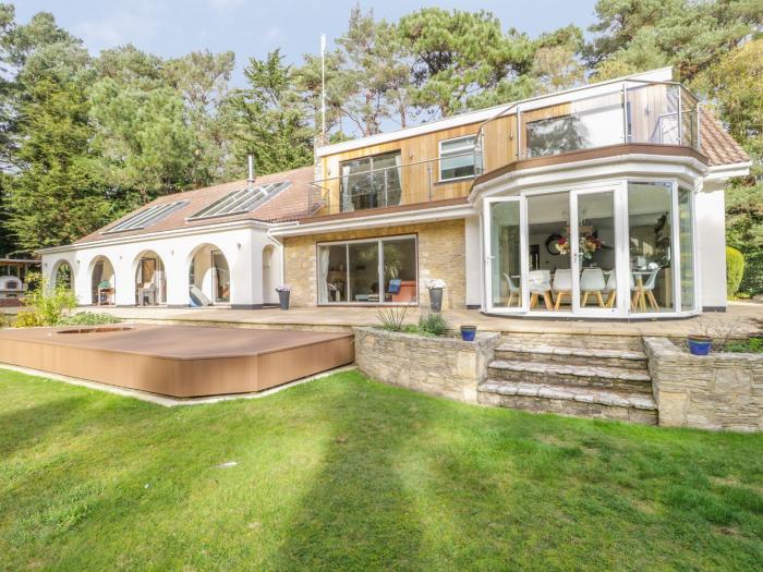 Branksome Wood House in Poole, Dorset. Close to amenities. Indoor swimming pool. Hot tub. Woodburner