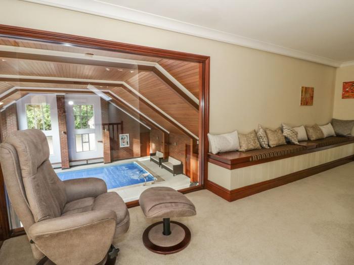 Branksome Wood House in Poole, Dorset. Close to amenities. Indoor swimming pool. Hot tub. Woodburner