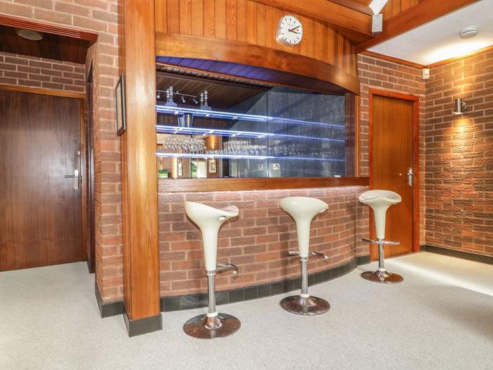 Branksome Wood House in Poole, Dorset. Close to amenities. Indoor swimming pool. Hot tub. Woodburner