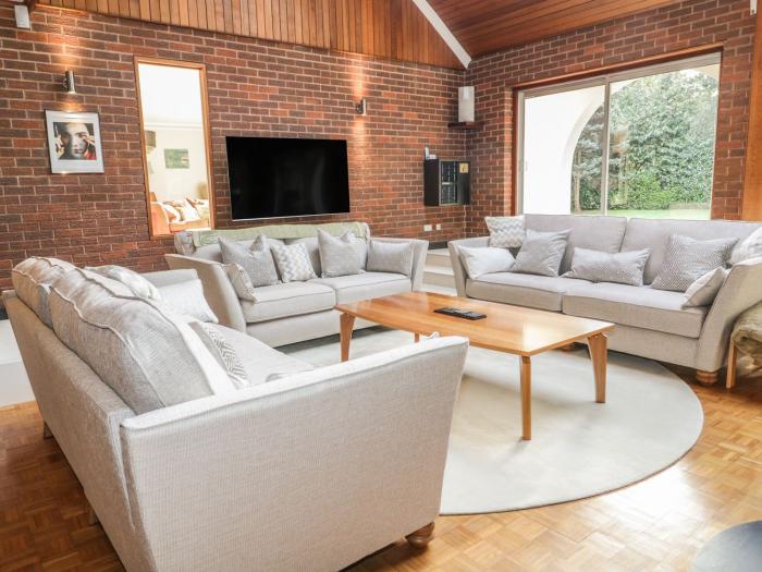 Branksome Wood House in Poole, Dorset. Close to amenities. Indoor swimming pool. Hot tub. Woodburner