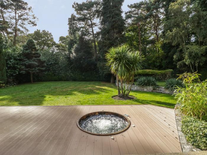 Branksome Wood House in Poole, Dorset. Close to amenities. Indoor swimming pool. Hot tub. Woodburner