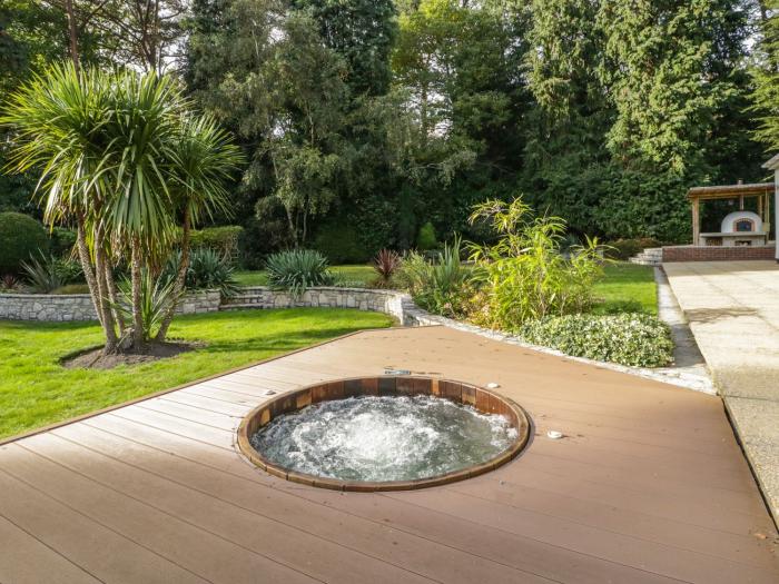 Branksome Wood House in Poole, Dorset. Close to amenities. Indoor swimming pool. Hot tub. Woodburner