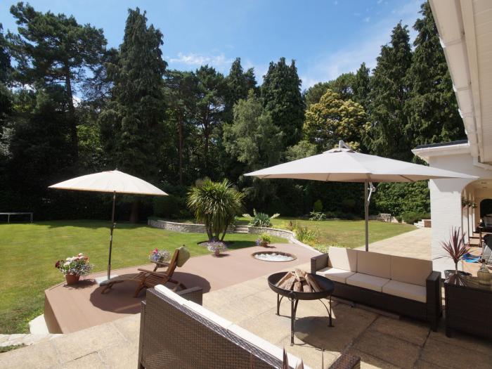 Branksome Wood House in Poole, Dorset. Close to amenities. Indoor swimming pool. Hot tub. Woodburner