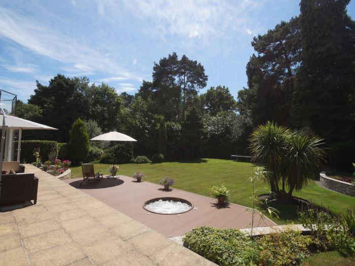 Branksome Wood House in Poole, Dorset. Close to amenities. Indoor swimming pool. Hot tub. Woodburner