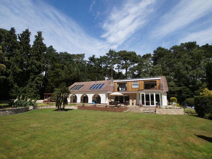 Branksome Wood House in Poole, Dorset. Close to amenities. Indoor swimming pool. Hot tub. Woodburner