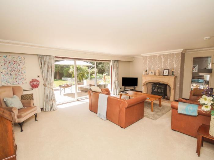 Branksome Wood House in Poole, Dorset. Close to amenities. Indoor swimming pool. Hot tub. Woodburner