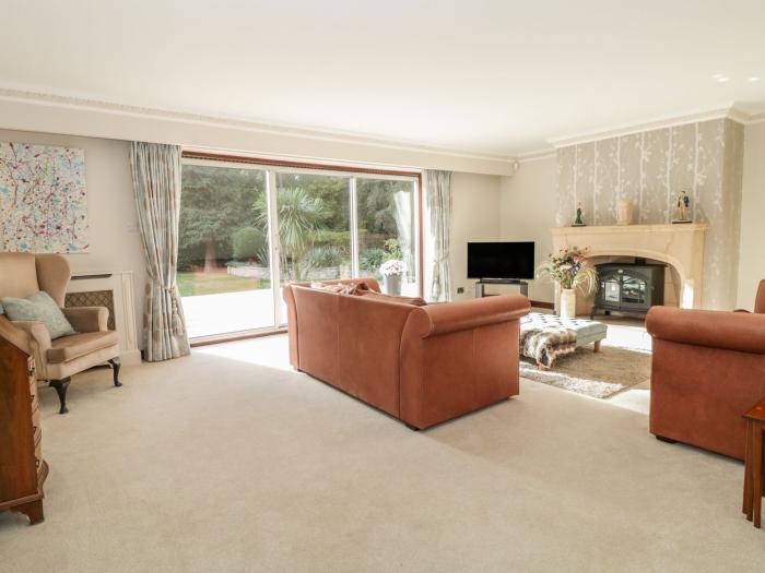 Branksome Wood House in Poole, Dorset. Close to amenities. Indoor swimming pool. Hot tub. Woodburner